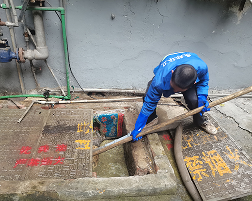 广华办事处清掏化粪池